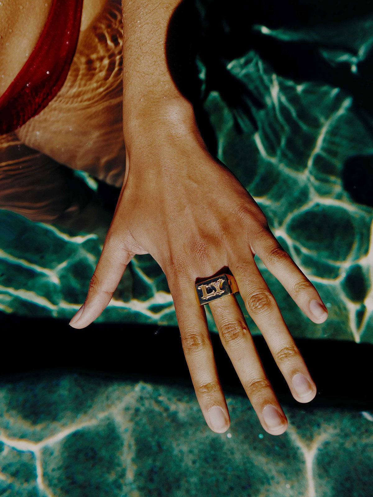 Lola Young - LY gold chunky ring